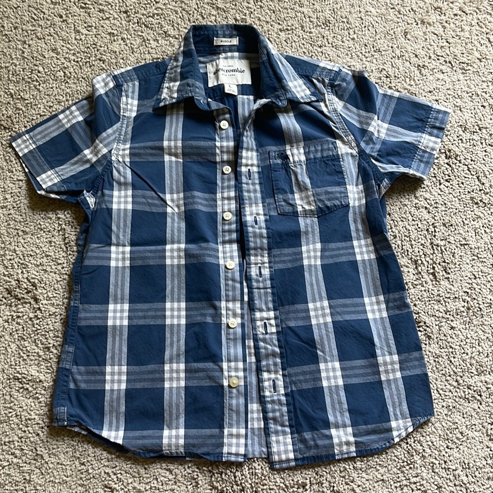 Abercrombie boys short sleeve shirt. Size L